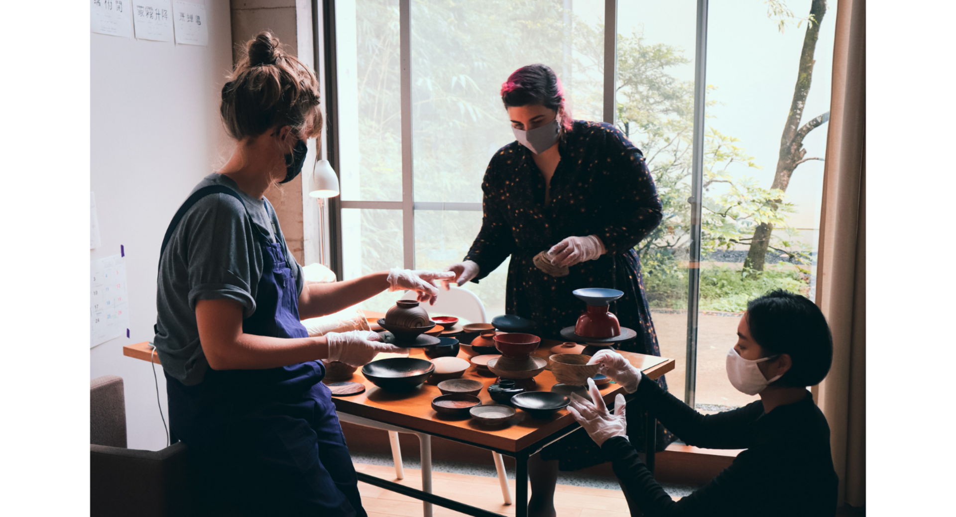 Flore Falcinelli, spécialisée en laque, et Céline Pelcé, designer culinaire, réalisant leurs totems, 2020. 